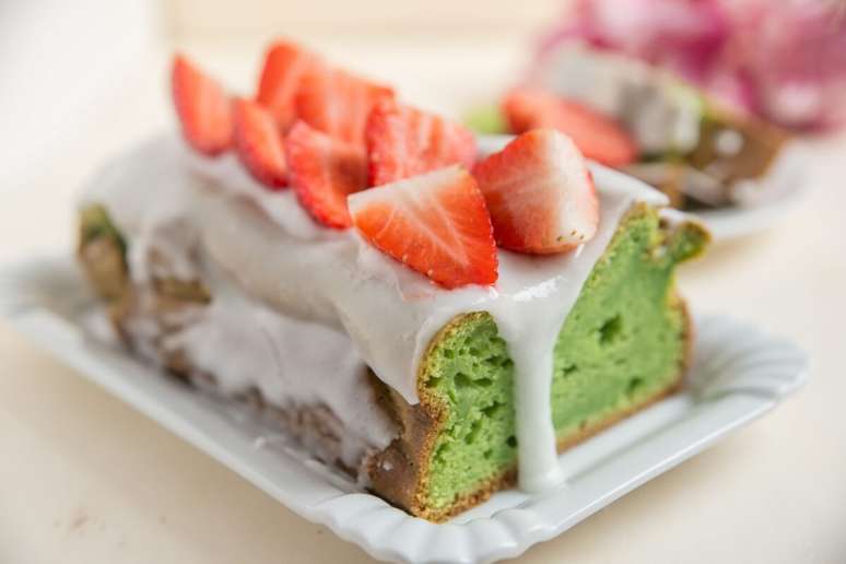 Bolo de abacate com iogurte e morango 