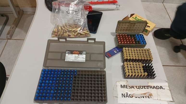 Homem &eacute; preso por suspeita de alugar armas para bandidos e vender drogas pela internet em SP.