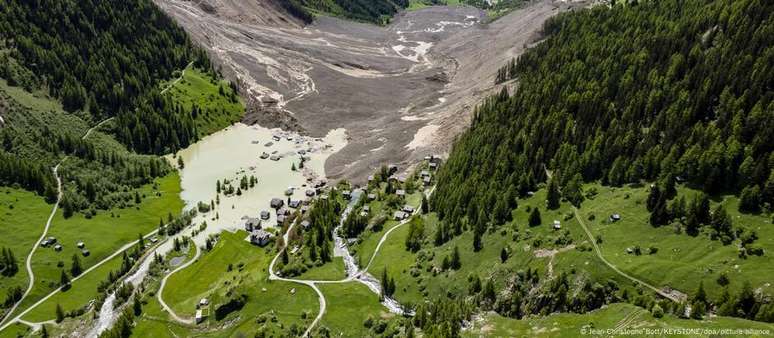 Blatten foi engolida por detritos após o colapso da geleira Birch, nas proximidades