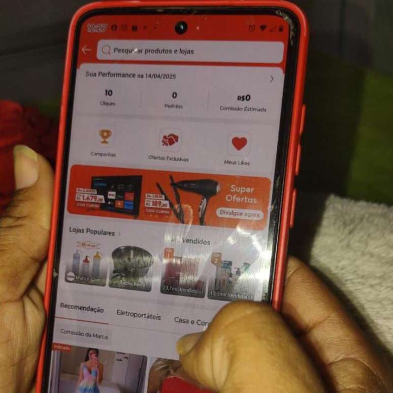 Fl&aacute;via compartilha links de produtos da Shopee e ganha comiss&atilde;o de 1% a 3% sobre as vendas