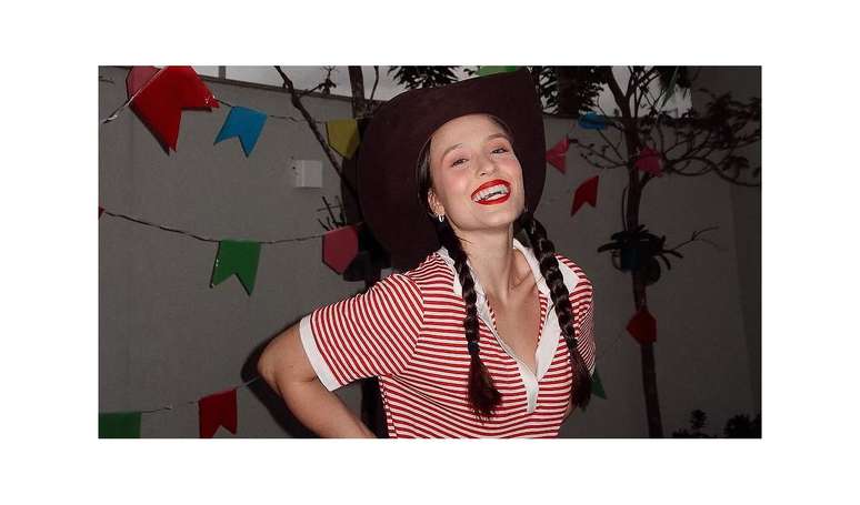 Larissa Manoela abriu as portas de sua casa para uma festa junina.