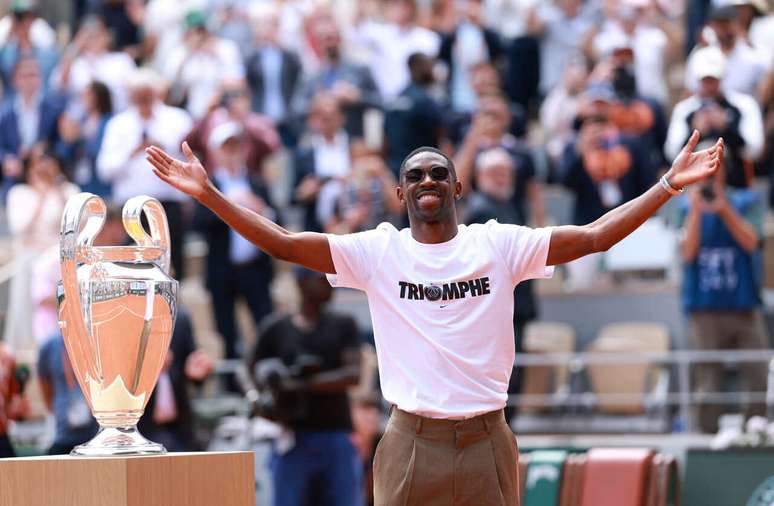 Demb&eacute;l&eacute; desfila com o trof&eacute;u da Champions League em Roland Garros &ndash;