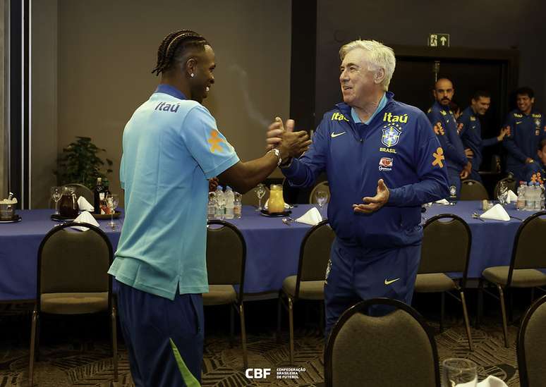 Vinícius Júnior e Carlo Ancelotti se encontram na concentração da Seleção