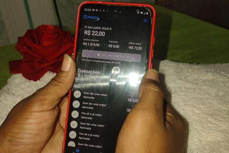 Fl&aacute;via ganha R$ 0,50 por cada pesquisa respondida no PiniOn. No final do dia, se executar todas as trinta tarefas corretamente, receber&aacute; R$ 15