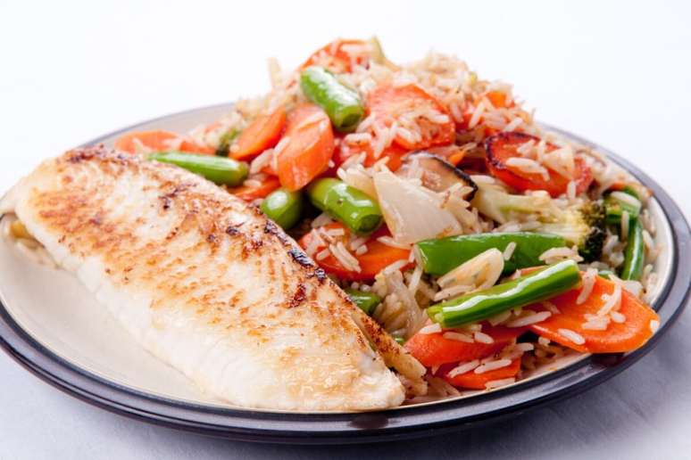 Filé de tilápia com arroz e legumes 