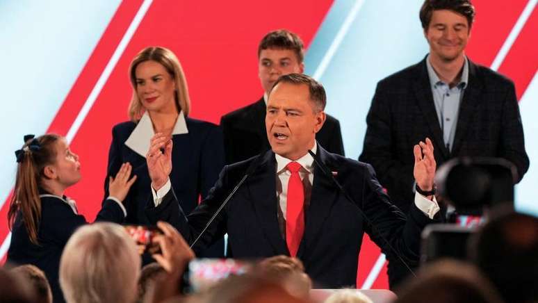 Karol Nawrocki discursou para uma multid&atilde;o na noite da elei&ccedil;&atilde;o