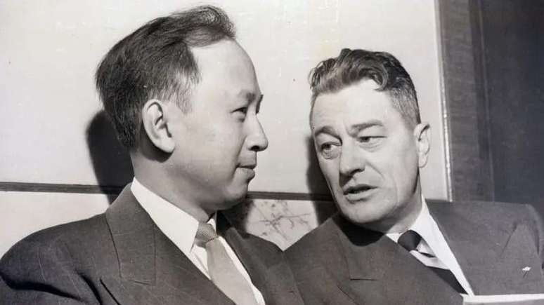 Qian Xuesen com seu advogado Grant Cooper em uma audi&ecirc;ncia de deporta&ccedil;&atilde;o em novembro de 1950