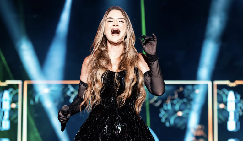 Vocalista Adma Andrade se apresenta com a banda Limão com Mel no São João de Caruaru (Foto de @ciceroeryck)
