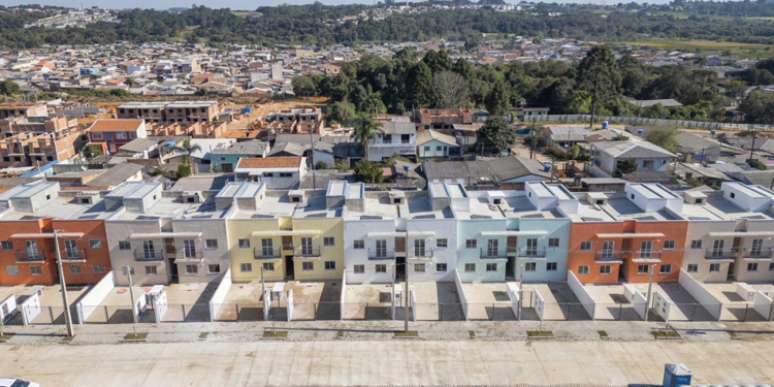Bairro do Caximba, em Curitiba, passa por um processo de urbanização, com construção de moradias populares.