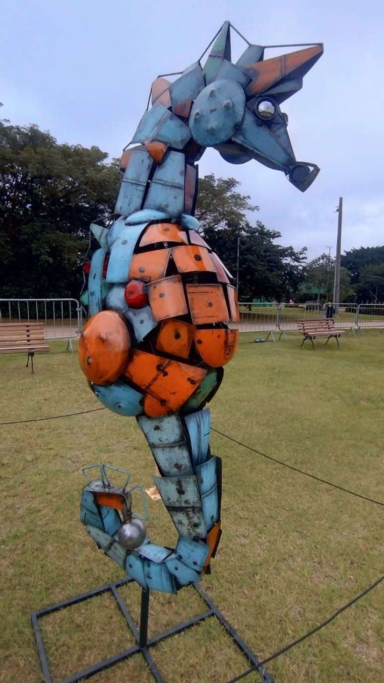 Cavalo marinho foi outro destaque da Bienal do Lixo. Peças de Cláudio Calvo foram feitas para o evento.