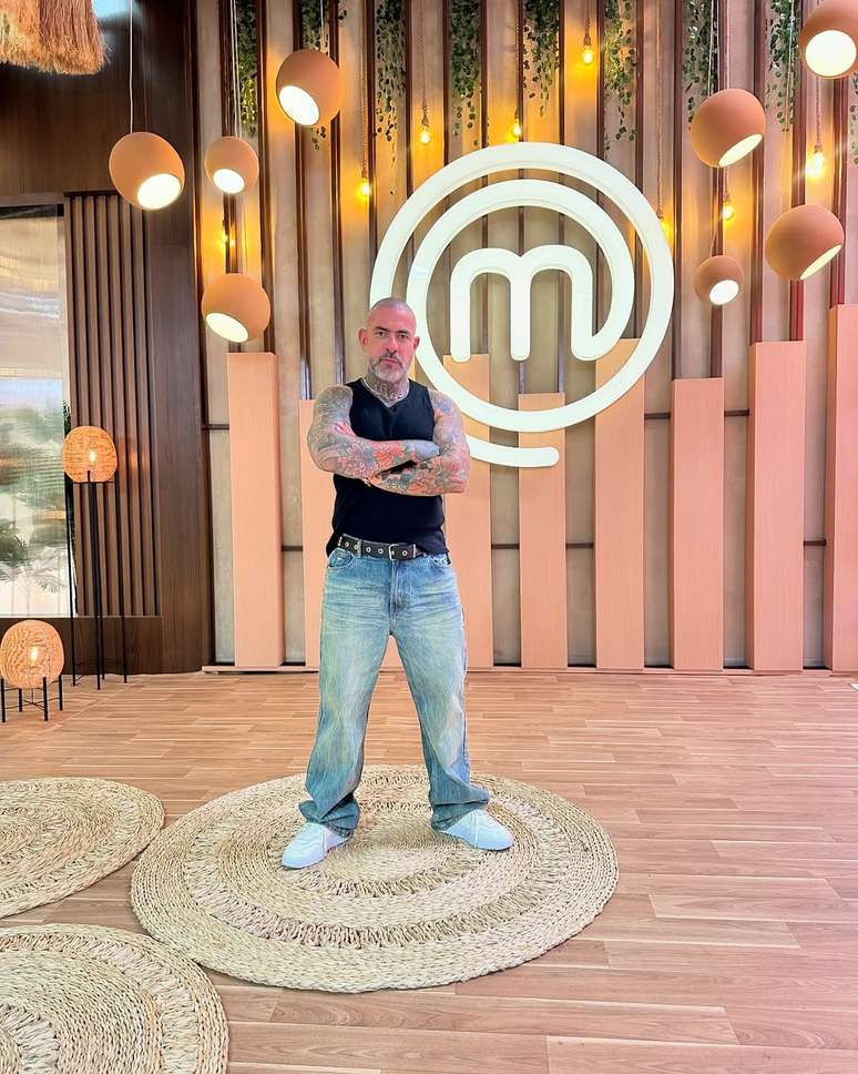Henrique Fogaça posa no cenário de MasterChef Brasil