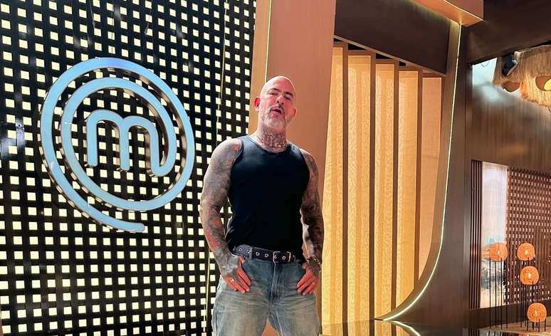 Henrique Fogaça posa no cenário de MasterChef Brasil