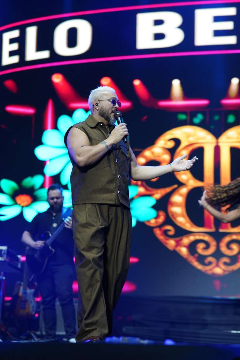 Belo se apresenta no São João de Campina Grande