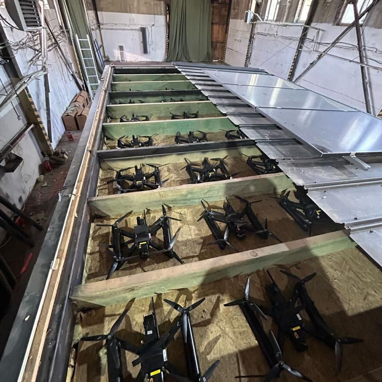 Os drones foram cuidadosamente escondidos em compartimentos de madeira dentro dos caminh&otilde;es, de acordo com o SBU