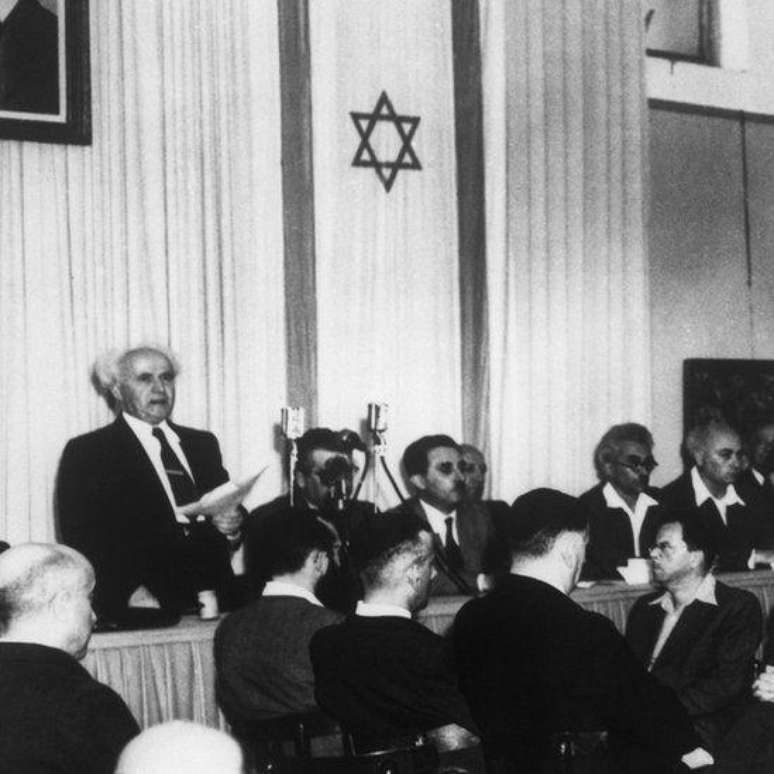 O primeiro-ministro israelense David Ben-Gurion declarou a exist&ecirc;ncia do novo Estado judeu de Israel em 1948