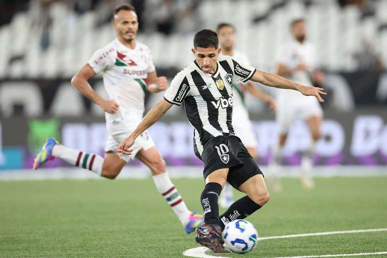 Savarino marcando contra o Fluminense 