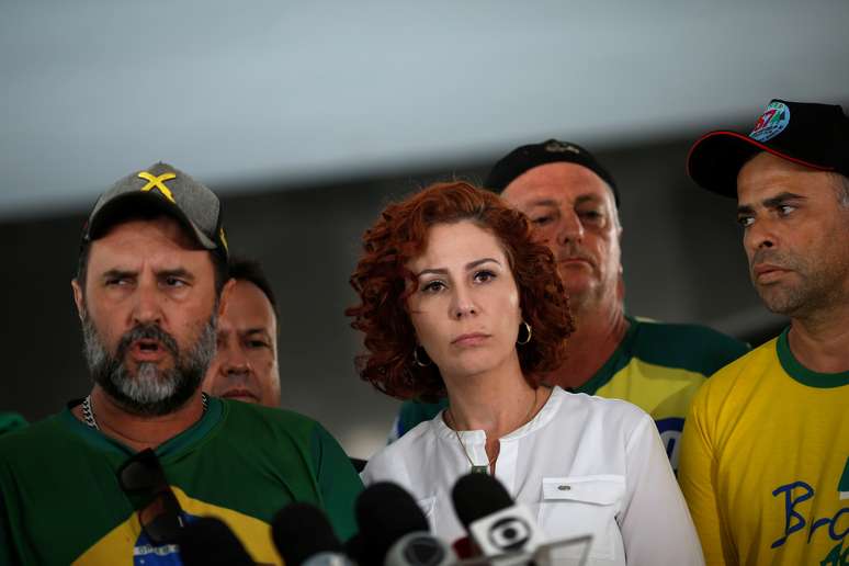 Deputada federal Carla Zambelli e l&iacute;deres de movimento dos caminhoneiros falam &agrave; imprensa no Pal&aacute;cio do Planalto