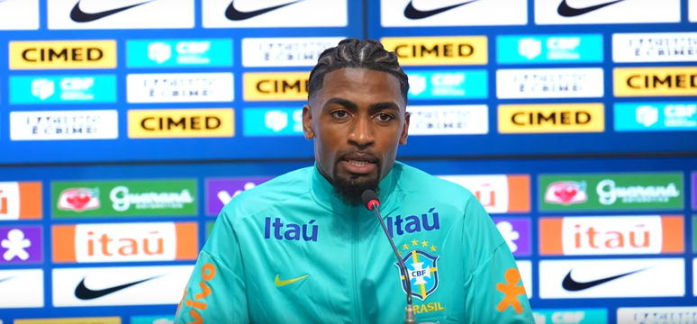 Alexsandro concedendo coletiva 
