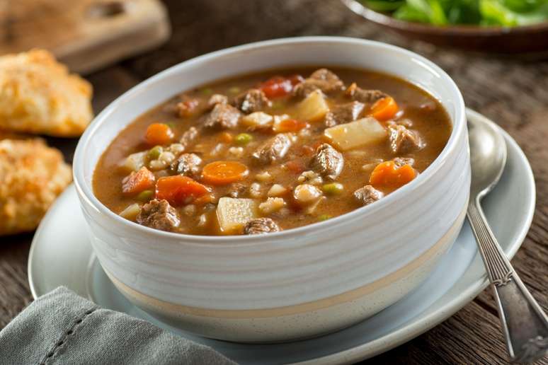Sopa de carne com cevada e legumes 