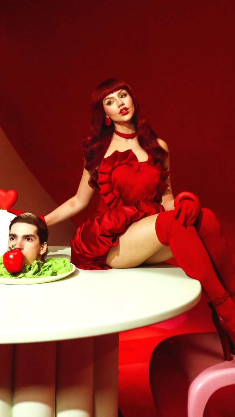 VIVI em clipe Banquete - Reprodução/João Victor Moura