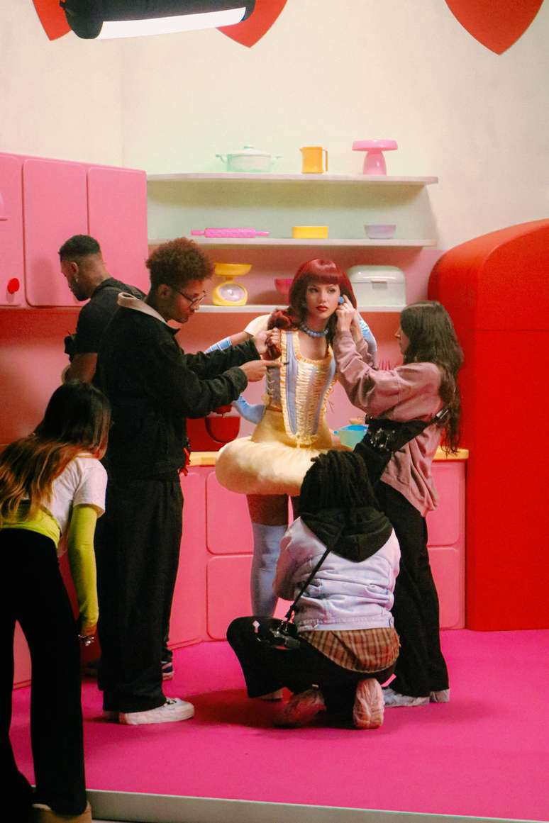 VIVI em bastidores do clipe Banquete - Reprodução/João Victor Moura