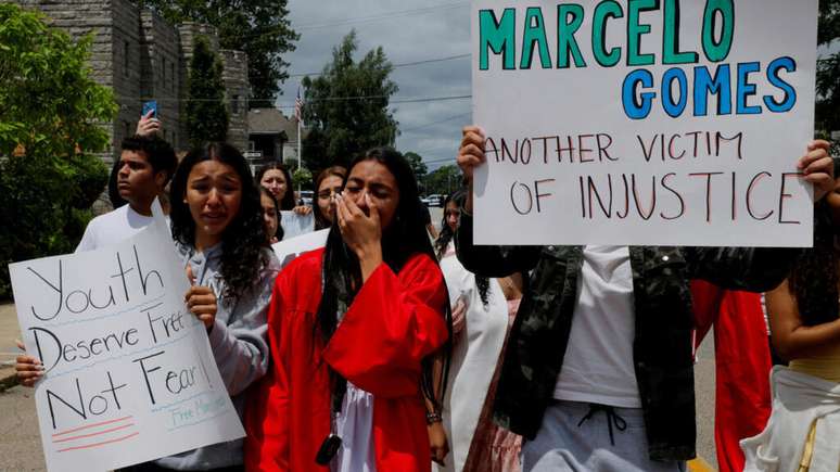 Colegas de classe de Marcelo Gomes da Silva, que teria sido detido por agentes do Immigration and Customs Enforcement (ICE), juntam-se a membros da comunidade em uma manifestação de apoio a da Silva após sua formatura do ensino médio em Milford, Massachusetts, EUA, em 1º de junho de 2025. Colegas de classe de Marcelo Gomes da Silva, que teria sido detido por agentes do Immigration and Customs Enforcement (ICE), juntam-se a membros da comunidade em uma manifestação de apoio a da Silva após sua formatura do ensino médio em Milford, Massachusetts, EUA, em 1º de junho de 2025.