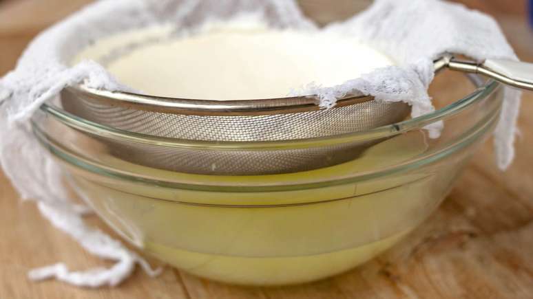 Soro do leite &eacute; um l&iacute;quido aquoso e amarelado que sobra no processo de coagula&ccedil;&atilde;o do leite para a produ&ccedil;&atilde;o de queijo