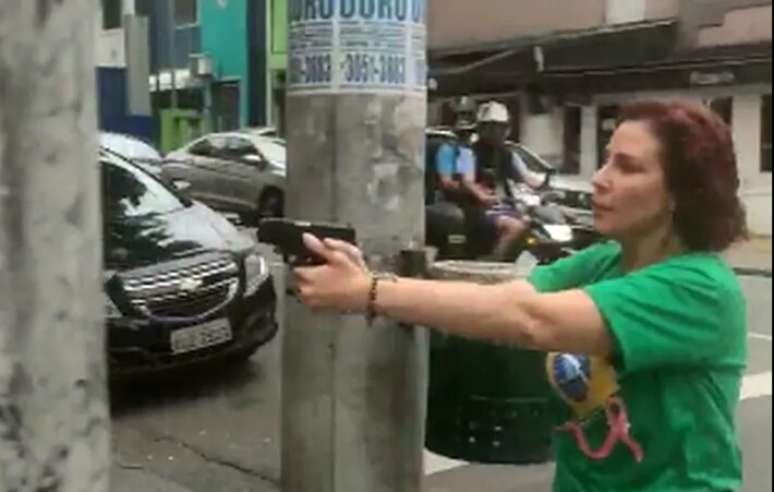 Carla Zambelli empunha arma no s&aacute;bado anterior &agrave; elei&ccedil;&atilde;o presidencial de 2022