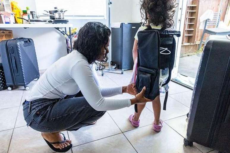 Toda noite, Sofia passa 14 horas conectada ao sistema de alimenta&ccedil;&atilde;o por sonda. E, durante o dia, ela carrega uma mochila com os nutrientes necess&aacute;rios.