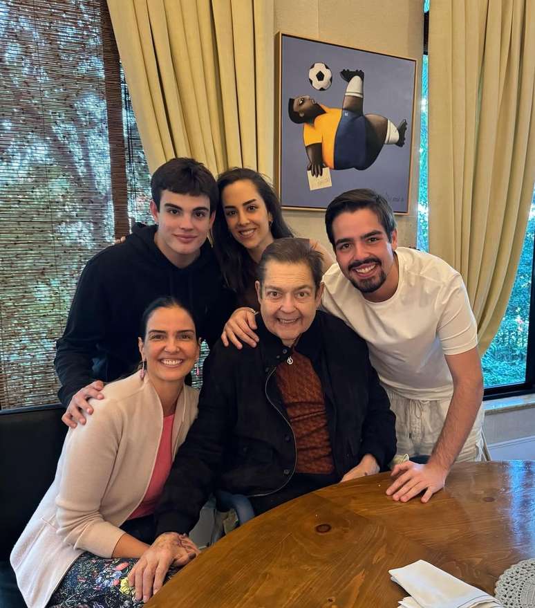 Faust&atilde;o reunido dos filhos e da esposa, Luciana Cardoso