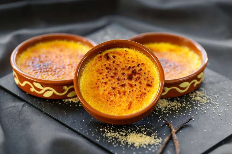 A canjica pode ser finalizada com uma camada de açúcar caramelizado 