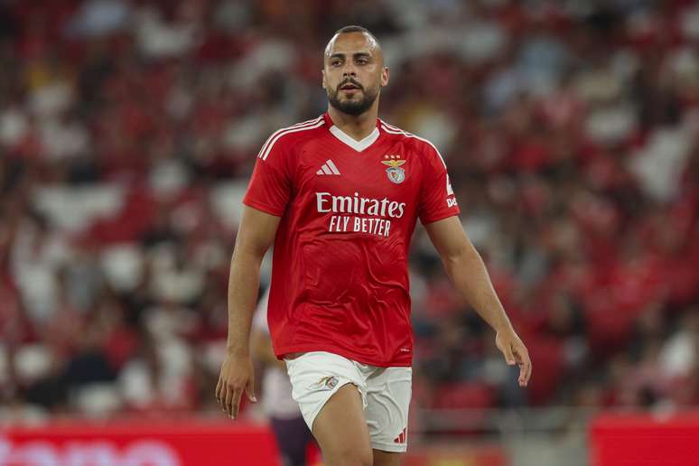Arhtur Cabral durante partida do Benfica 