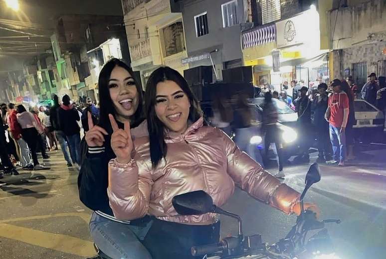 Novinhas colam no Baile do Panta, como diz a música; mas, diferente do funk, elas pilotam sua própria moto.