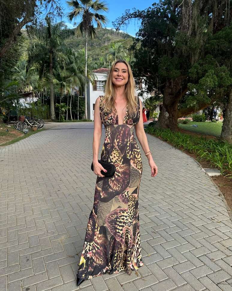 Lav&iacute;nia Vlassak em foto durante casamento