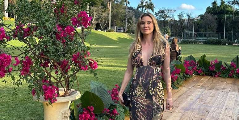 Lav&iacute;nia Vlassak em foto durante casamento