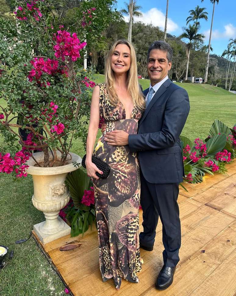 Lav&iacute;nia Vlassak em foto durante casamento