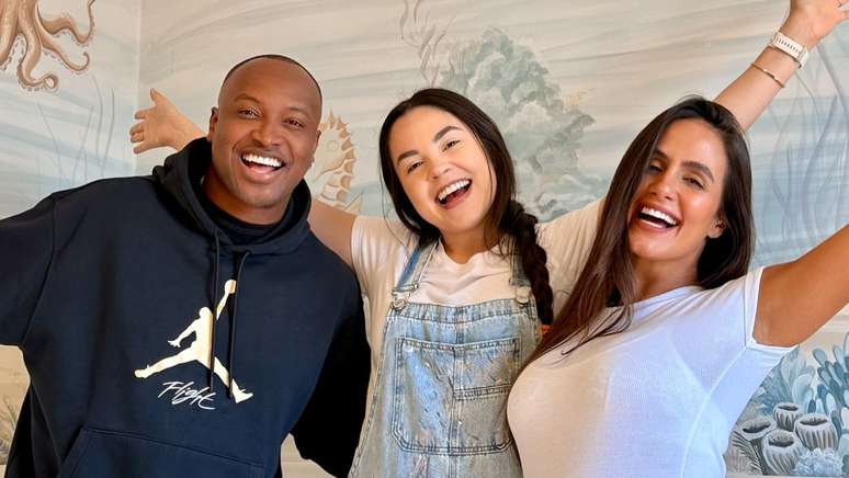 Ligia Ramos, Thiaguinho e Carol Peixinho no quarto de Bento