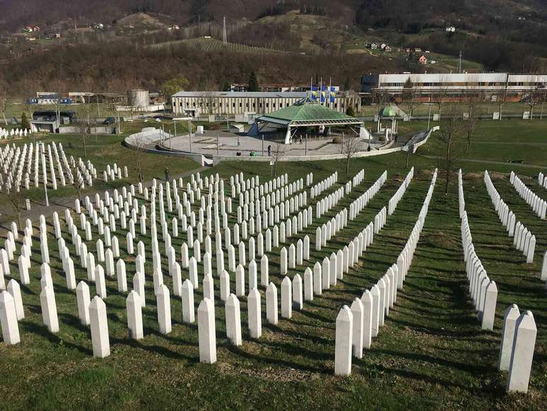 A atrocidade em Srebrenica, na Bósnia e Herzegovina, onde mais de 8.000 homens e meninos muçulmanos foram assassinados, foi considerada um ato de genocídio. Skrewt25 via Wikimedia Commons, CC BY-NC-SA