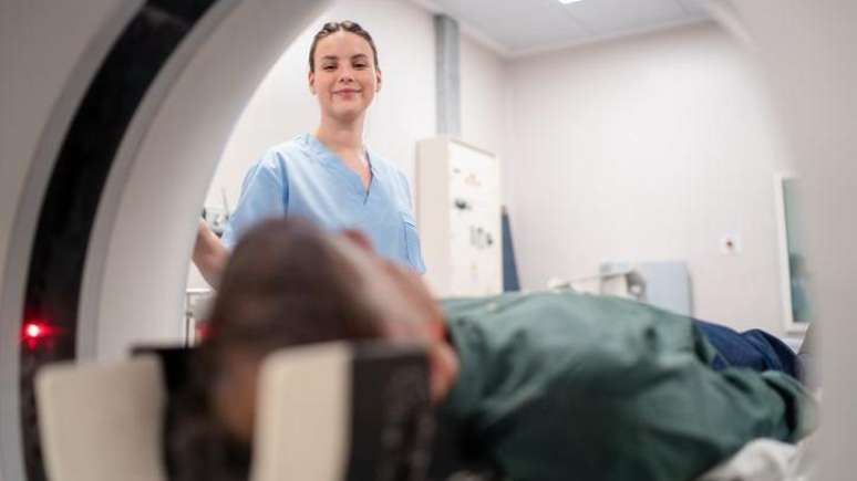 Exames como a resson&acirc;ncia magn&eacute;tica e a tomografia ajudam a diagnosticar a hidrocefalia de press&atilde;o normal