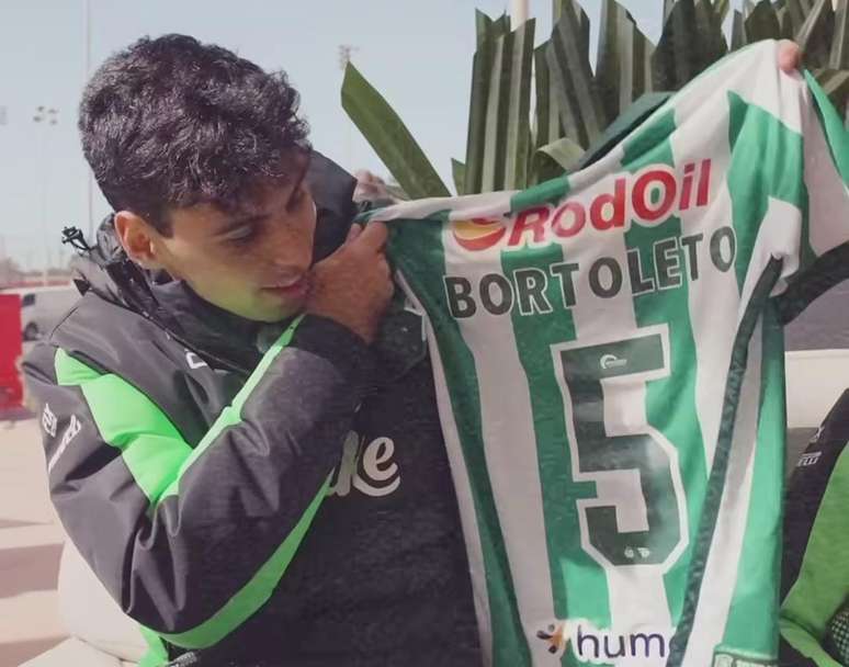 Gabriel Bortoleto é presenteado com camiseta personalizada do Juventude 