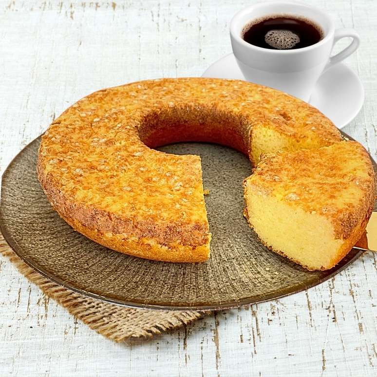 BOLO DE FUBÁ DE PADARIA COM QUEIJO