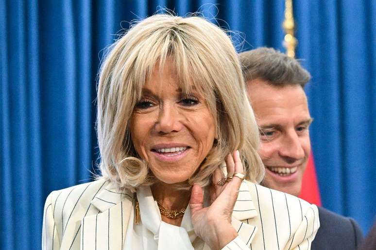 Brigitte Macron e seu marido, o presidente francês Emmanuel Macron, visitam a Universidade de Ciência e Tecnologia em Hanói em 27 de maio de 2025.