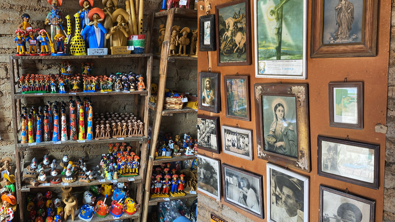 Além das peças, os visitantes também podem encontrar detalhes sobre a vida do artista, como utensílios de trabalho, fotos familiares e entre outros. 