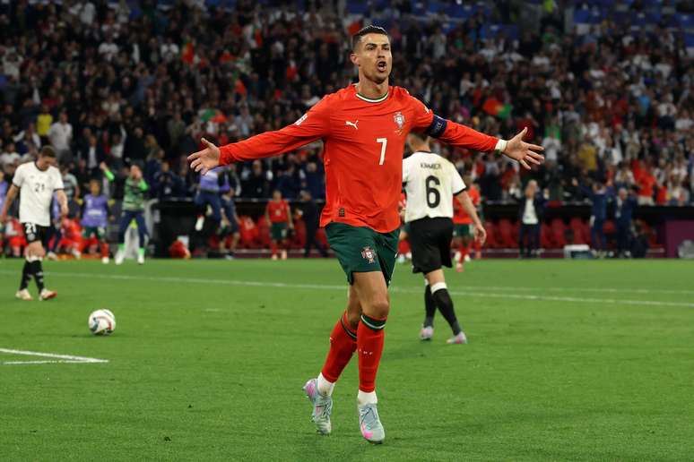 Cristiano Ronaldo comemorando segundo gol de Portugal contra a Alemanha