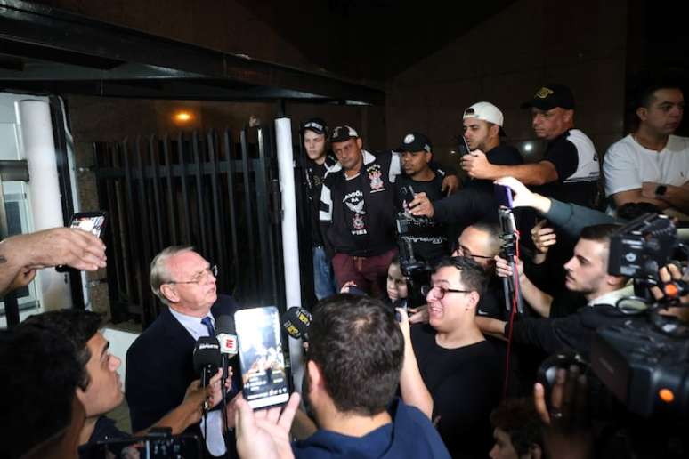 Se acusan a los compañeros de equipo, Osmar Stagle habla con autores frente a centrar a Jorde Jolge