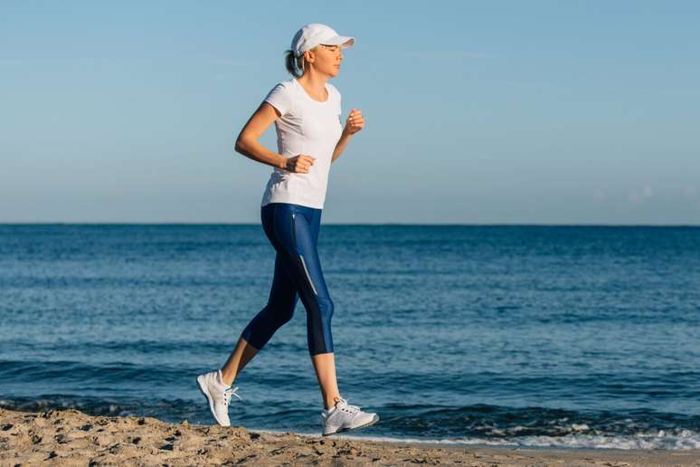 Com preparo adequado e intensidade correta, qualquer pessoa pode correr na areia 