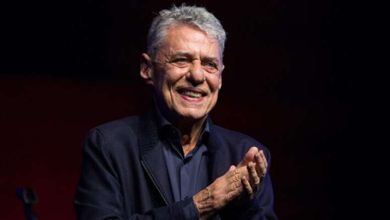 Cantor Chico Buarque passou por procedimento considerado simples e está bem, segundo assessoria.