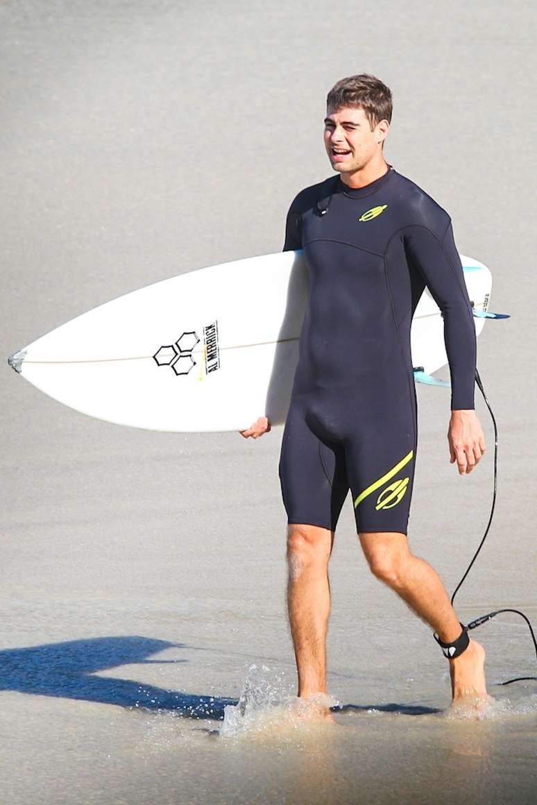 Volume na roupa de surfe de Rafael Vitti chama atenção