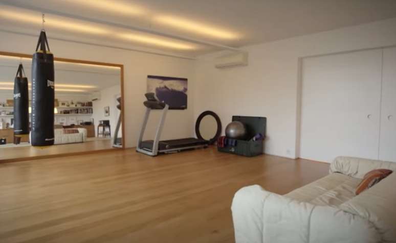 O ambiente reúne escritório, sala de ensaio e área de exercícios