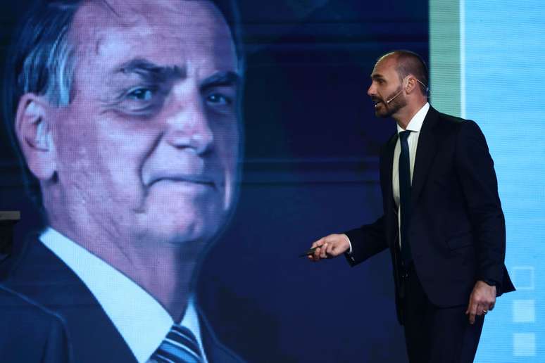 Bolsonaro deve ser ouvido no inquérito que investiga condutas de seu filho, Eduardo Bolsonaro deve ser ouvido no inquérito que investiga condutas de seu filho, Eduardo